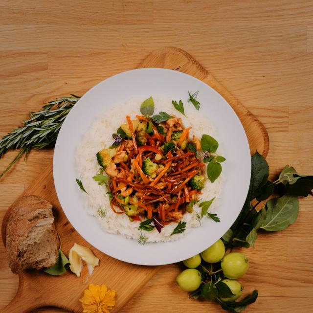 Idamaine riisiroog kana ja köögiviljadega